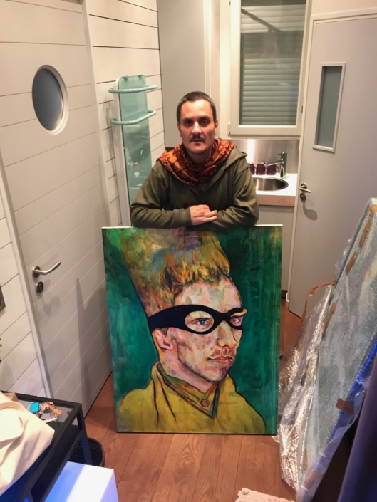 L'artiste Thibault Franc tenant une de ses peintures de la série Van GANG, variation sur le thème de Van Gogh revenant hanter Arles